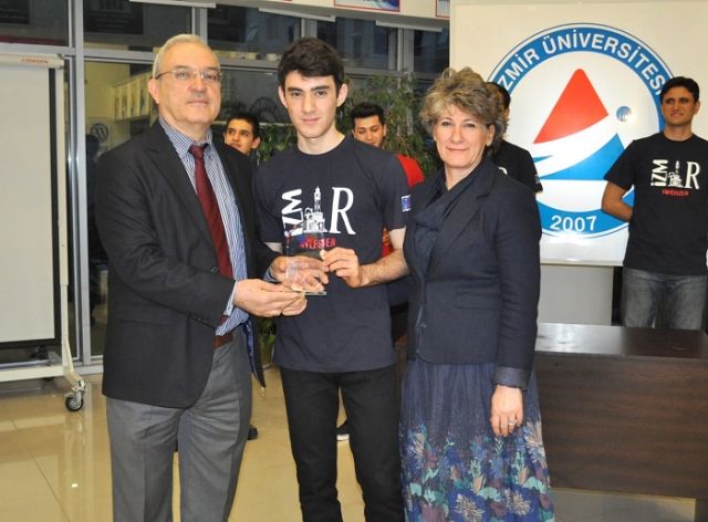 İzmir Üniversitesi Erkek Voleybol Takımı 3. Ligi kutladı...